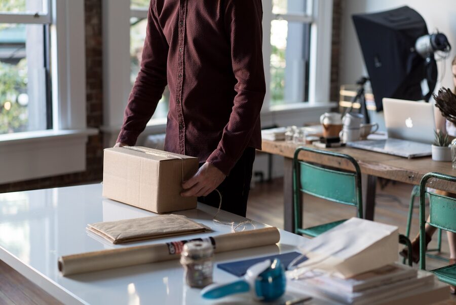 Ein Paket wird zur Abholung vorbereitet