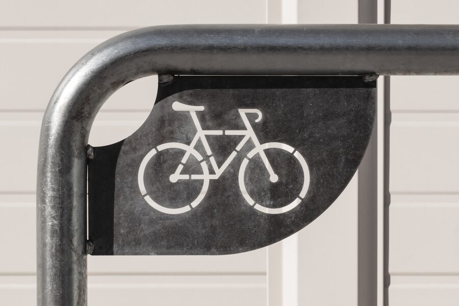 Ein Schild für Fahrradabstellplätze
