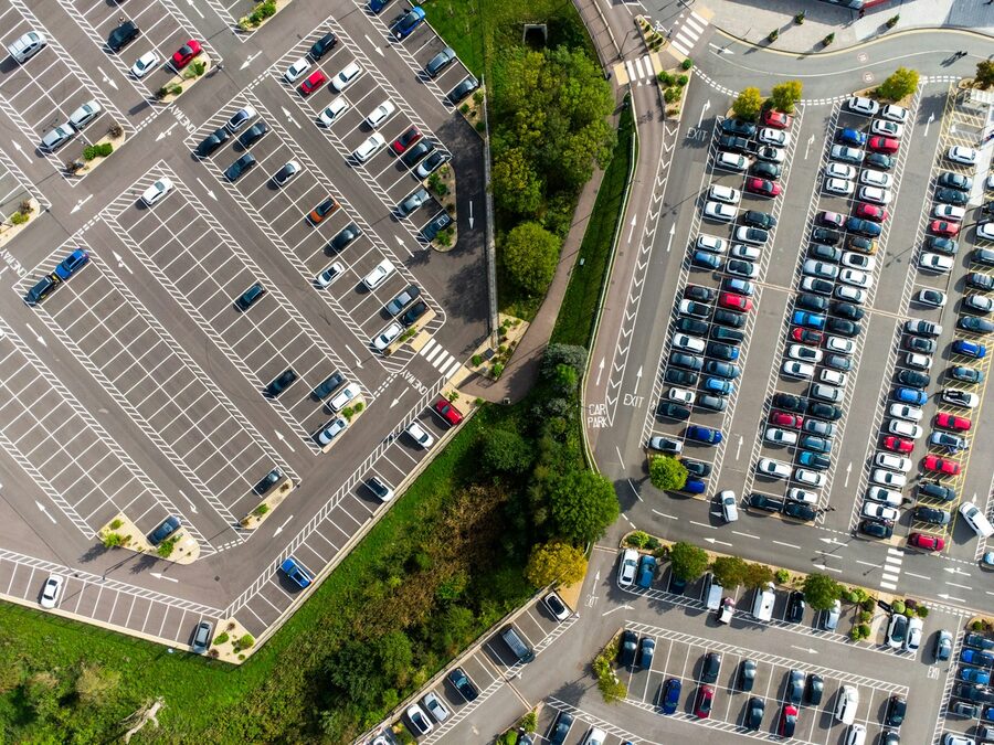 Ein Kundenparkplatz aus der Vogelperspektive