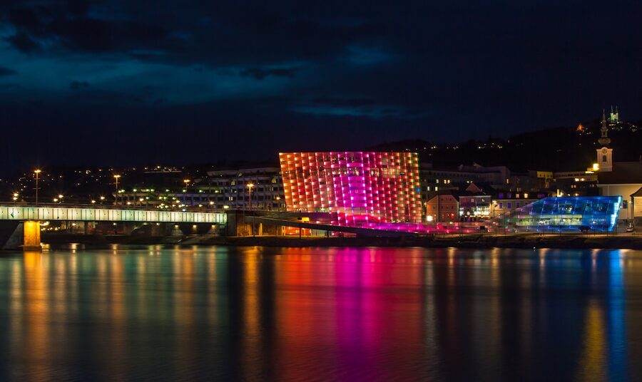Das Ars Electronica Center in Linz bei Nacht