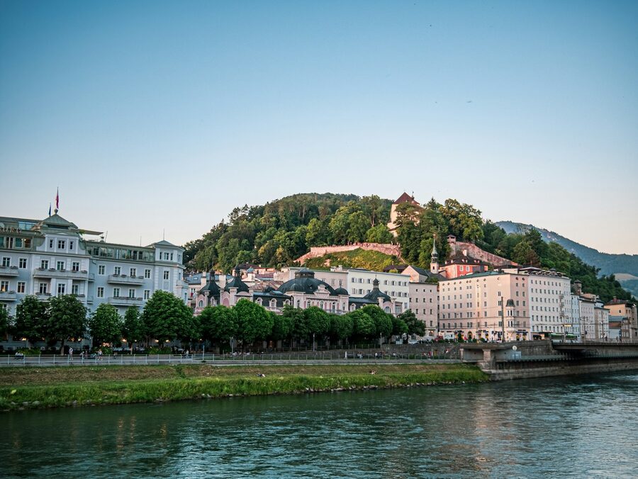 Die Salzburger Altstadt an der Salzach mit der Festung Hohensalzburg