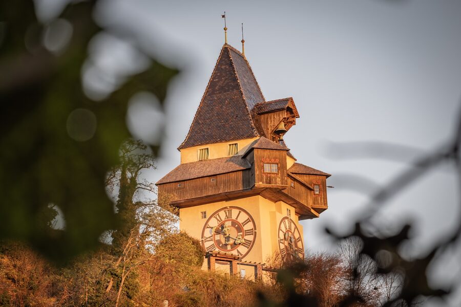 Der Grazer Uhrturm im Abendlicht