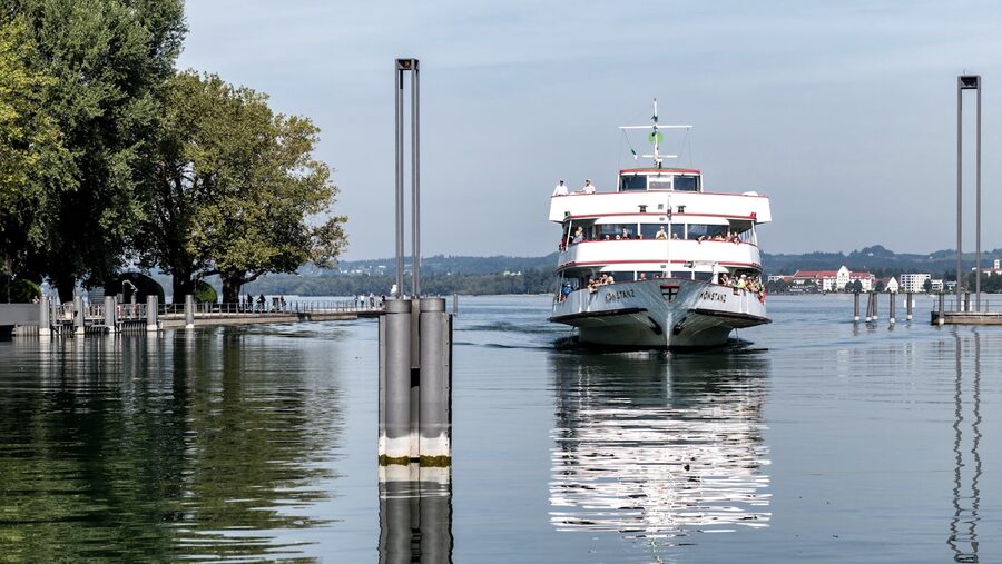 Ein Schiff am Bodensee bei Bregenz